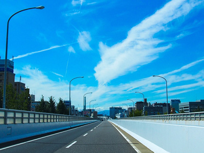 高速道路では車線を正しく活用する